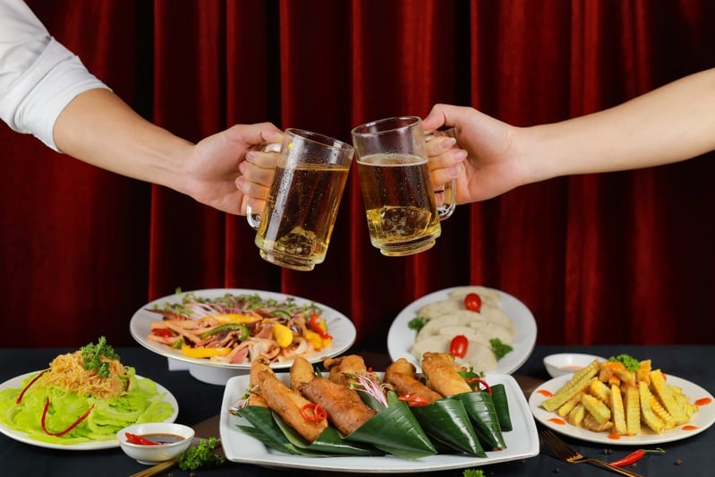 Không gian và món ăn combo tiệc Oscar