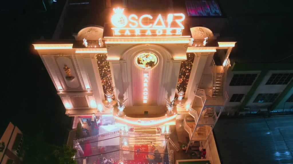 Mặt tiền Oscar Karaoke tại Dĩ An về đêm