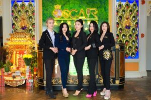 Đội ngũ phục vụ Oscar Karaoke